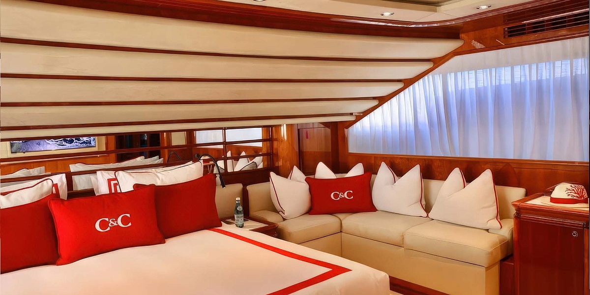 Аренда мега яхты Custom Line 112 CHAMPAGNE AND CAVIAR в Италии, Амальфи